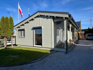 Budynek, flagi, teren.