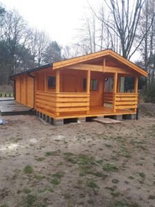 Drewniany domek w lesie.