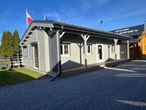 Dom drewniany z polską flagą.