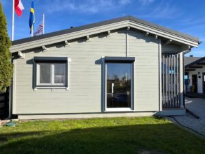 Budynek drewniany, jedno-kondygnacyjny, parterowy.