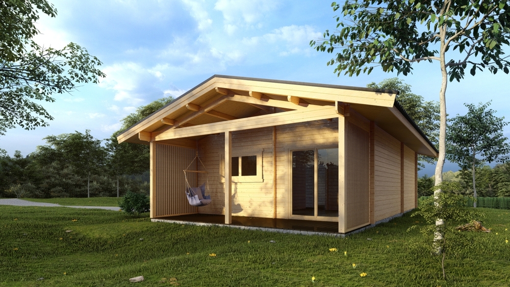 Drewniany dom na zielonym trawniku w lesie.