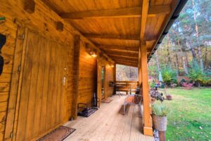 Drewniany taras z meblami.