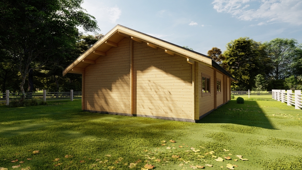 Drewniana szopa na zielonej trawie.