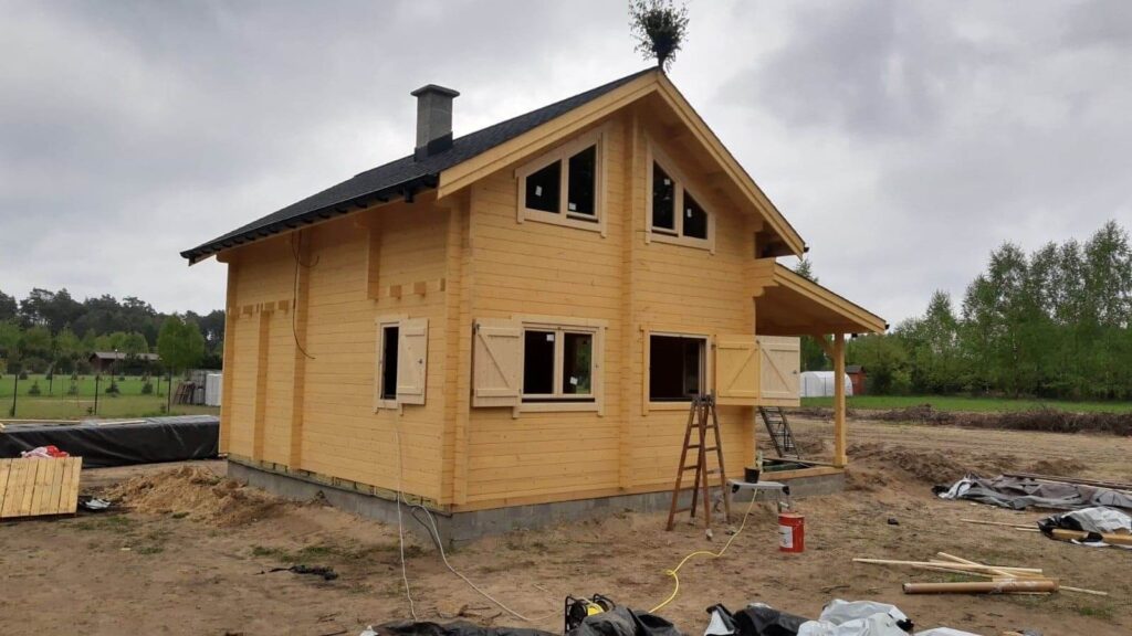 Drewniany dom w trakcie budowy.
