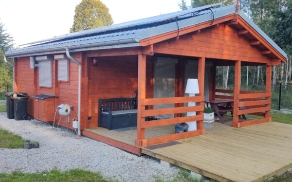 Drewniany domek z tarasem.