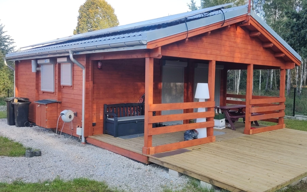 Drewniany domek z tarasem.