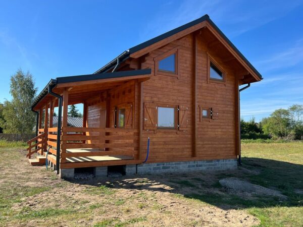 Drewniany dom z werandą.