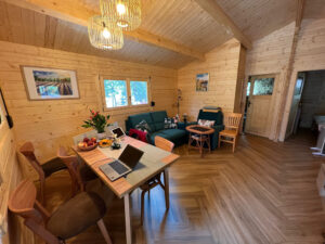 Przytulne wnętrze drewnianego domu