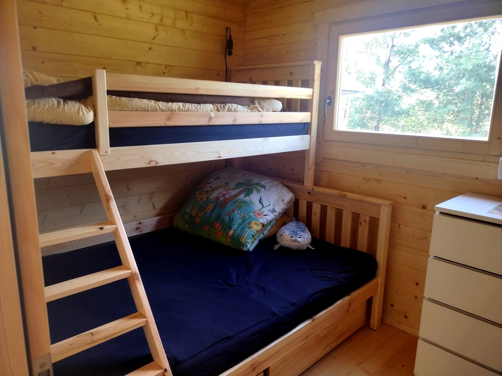 Drewniane łóżko piętrowe