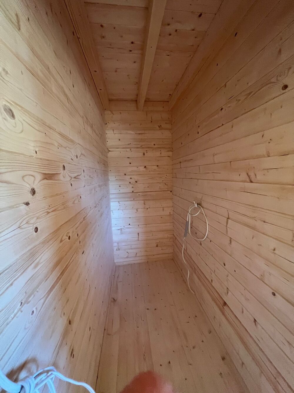 Drewniane wnętrze budynku.