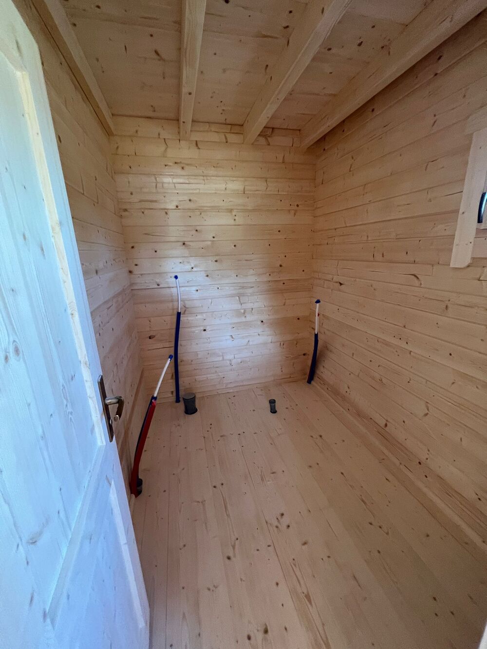 Drewniane wnętrze budynku.