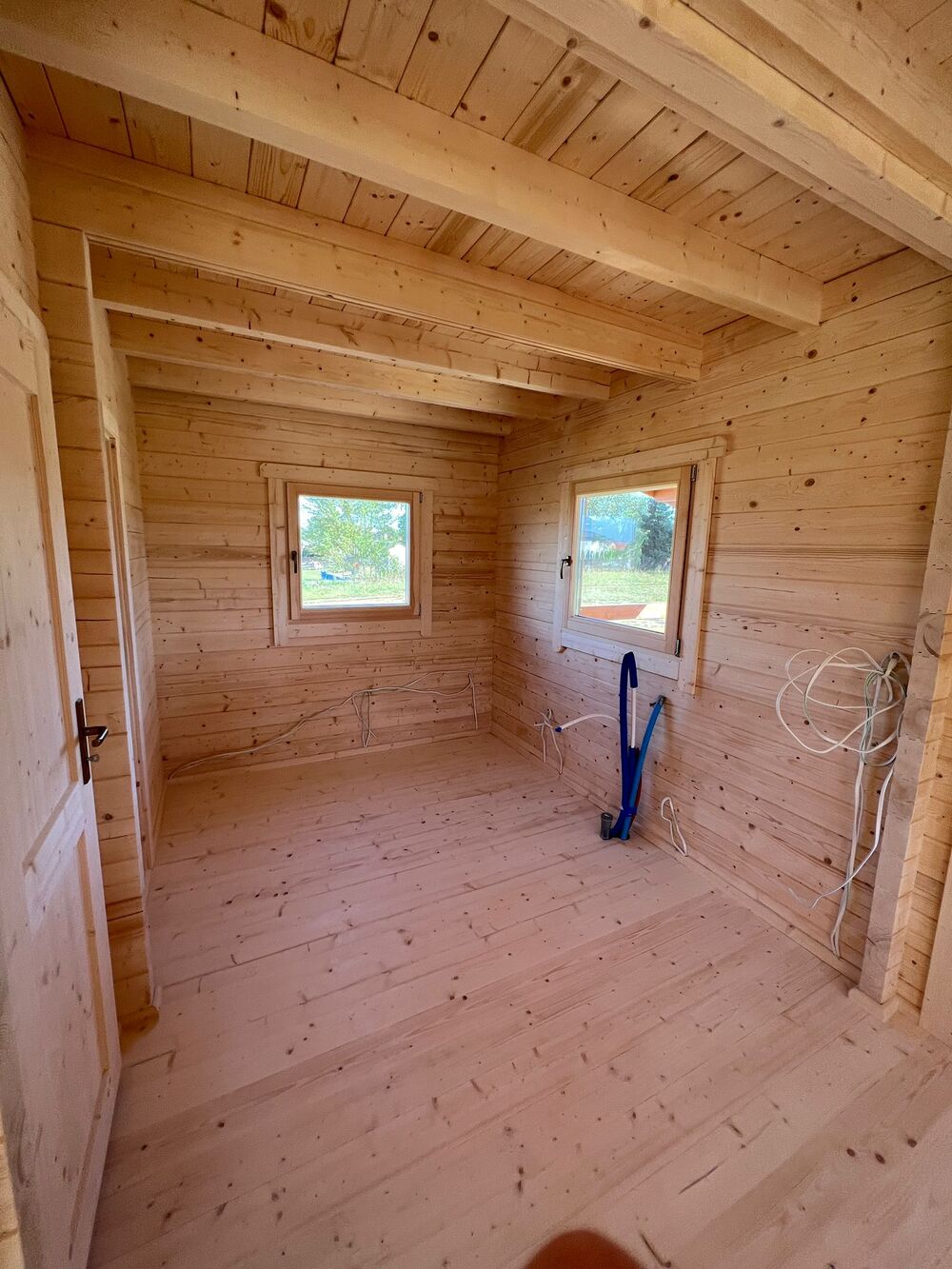 Drewniane wnętrze budynku.