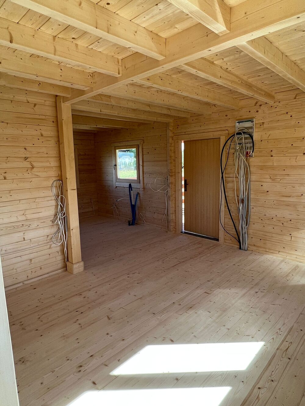 Drewniane wnętrze, widok z drzwi.