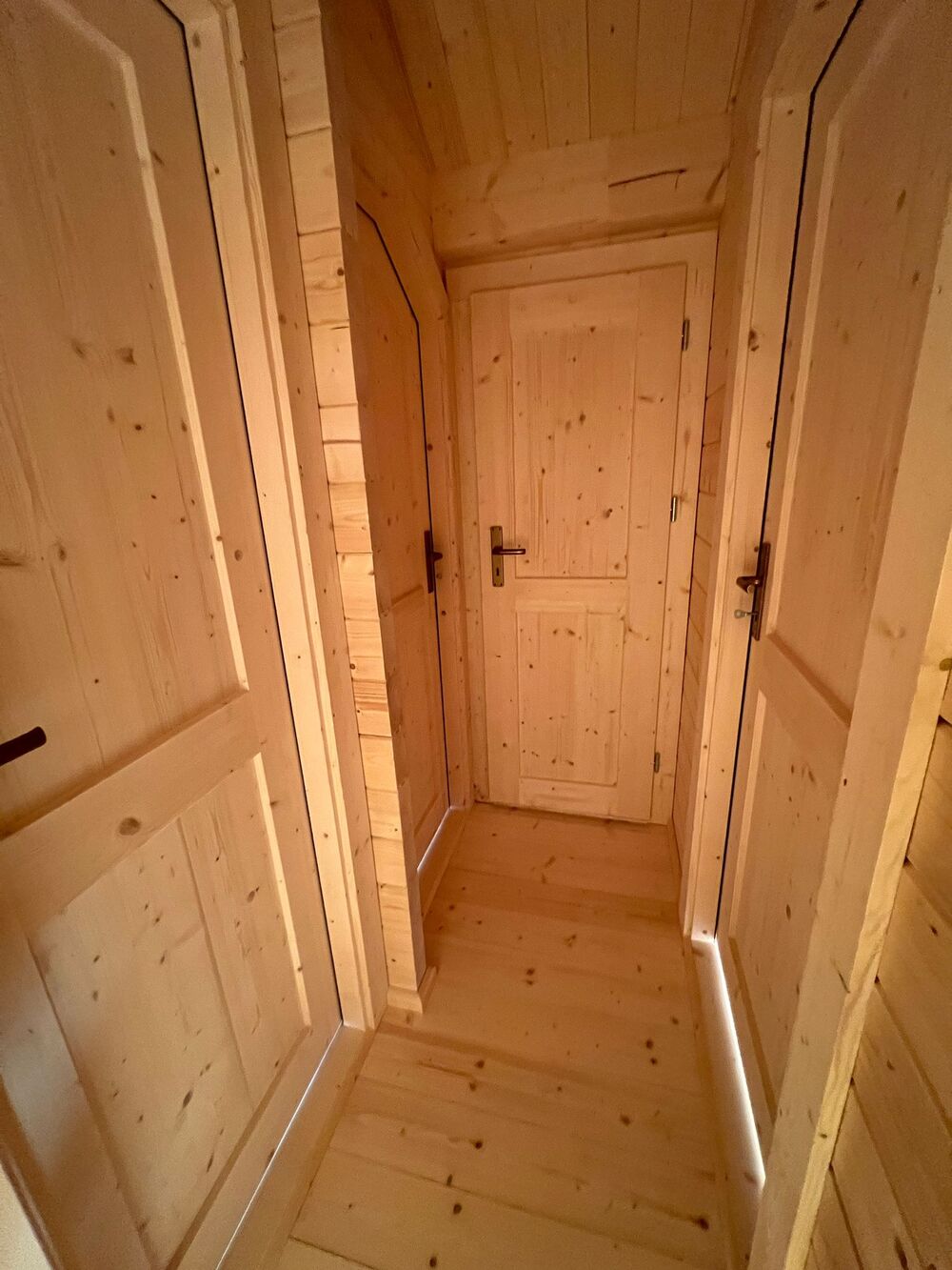 Drewniane wnętrze korytarza