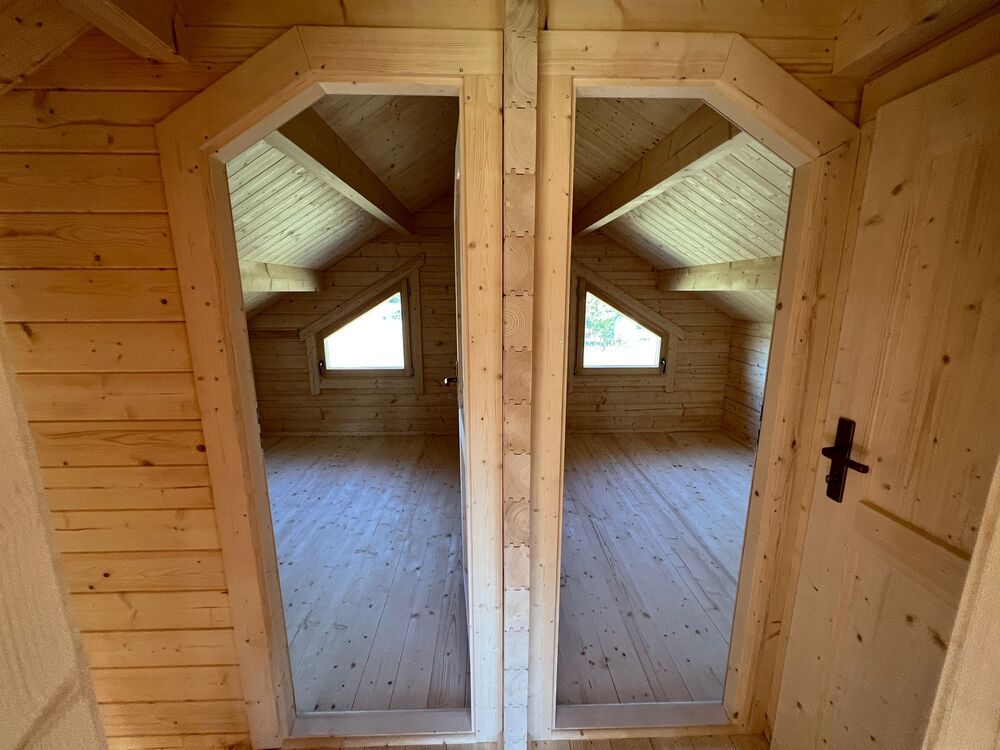 Drewniane wnętrze budynku.