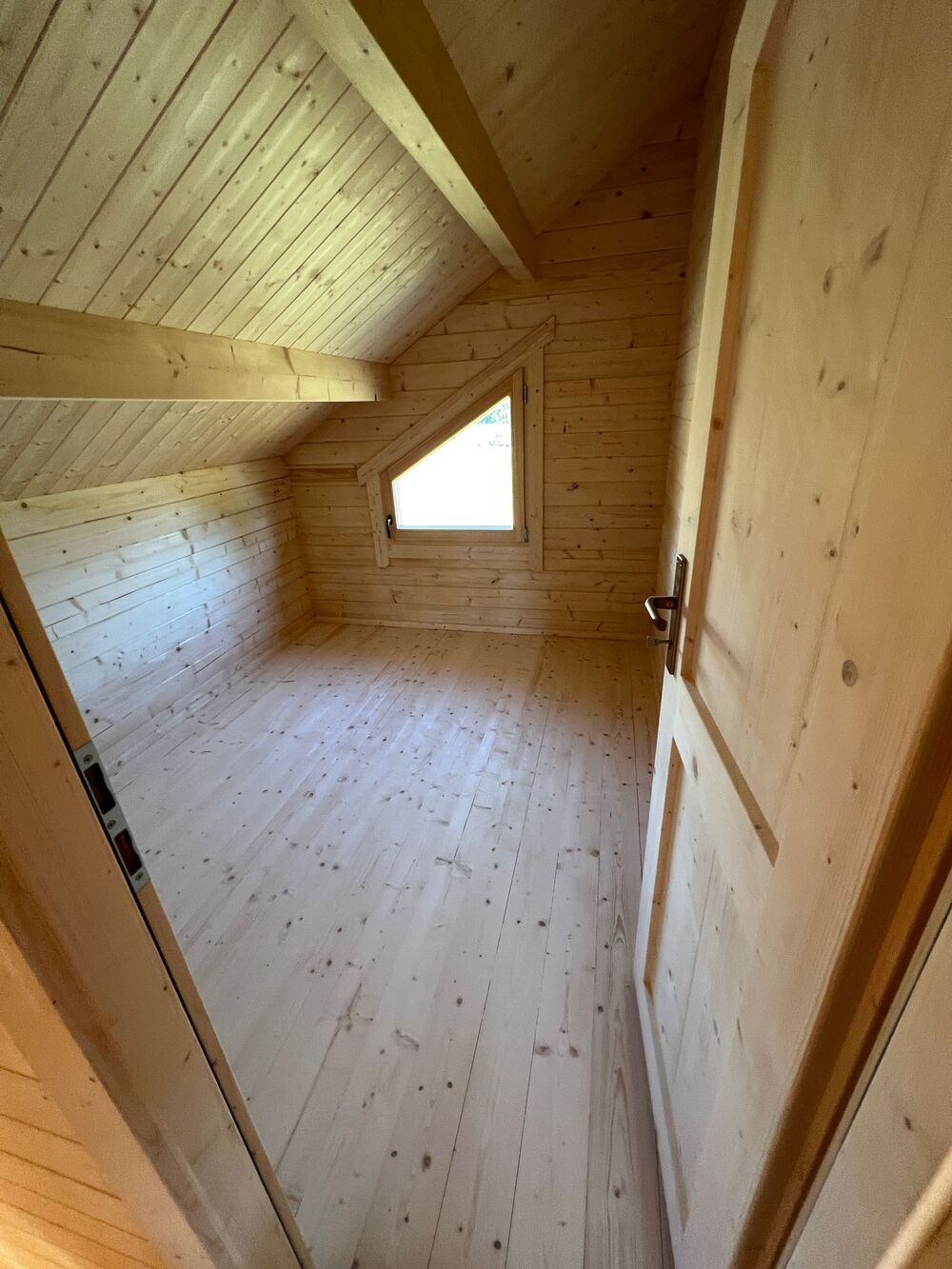 Drewniane wnętrze dachu.