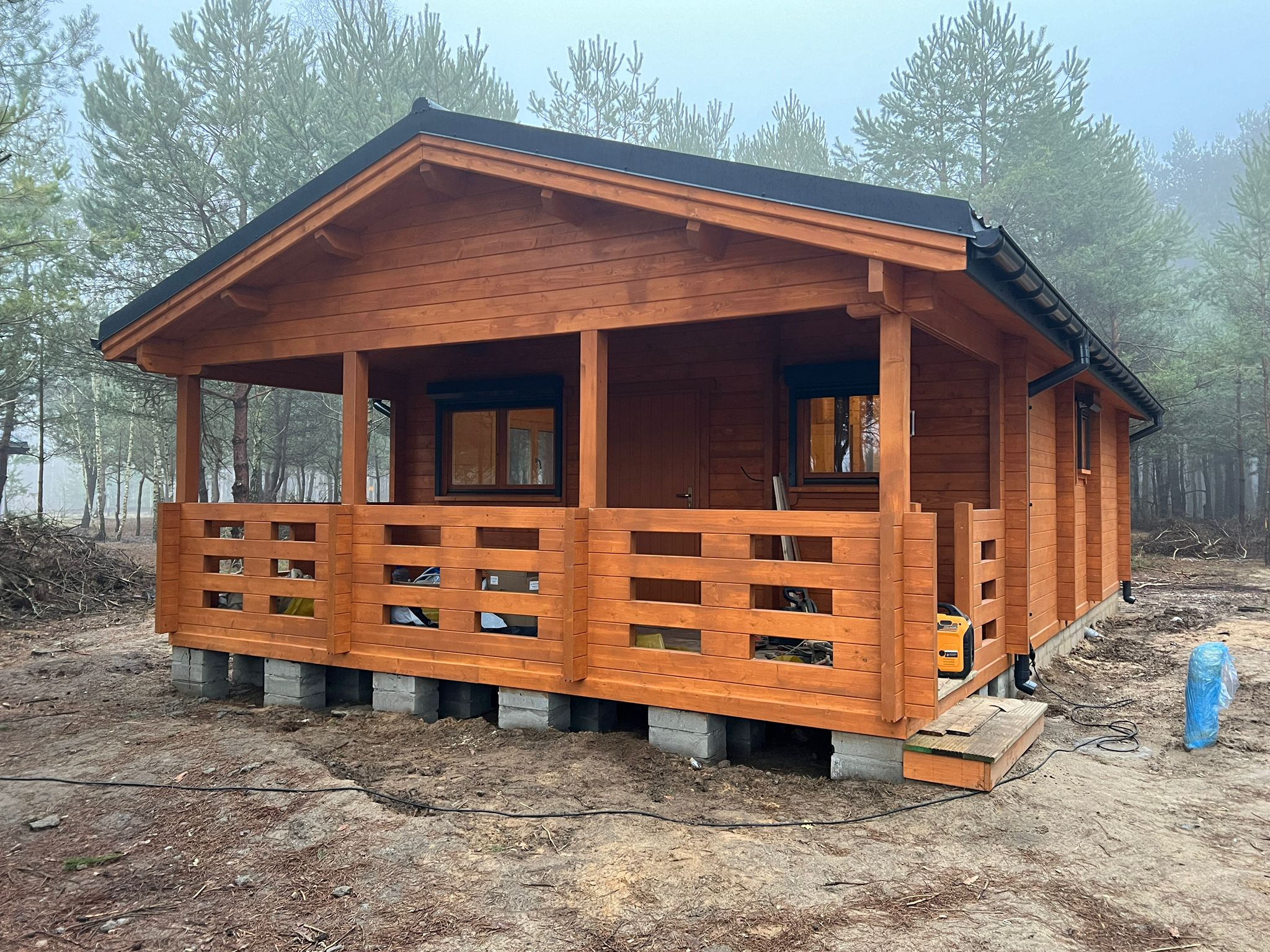 Drewniany domek w lesie.