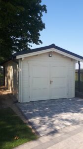 Biały budynek z czarnym dachem.