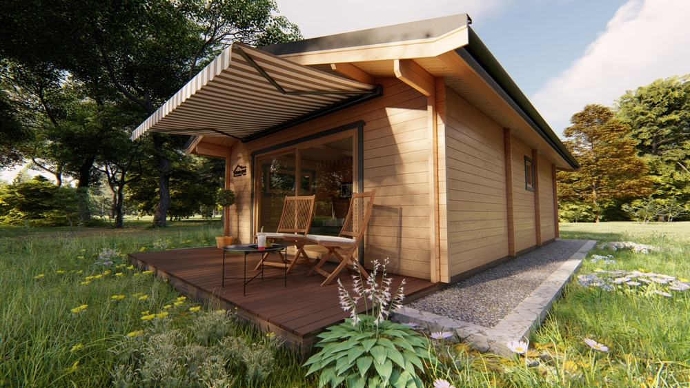 Drewniany domek letniskowy na trawie.