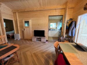 Drewniany pokój z meblami.