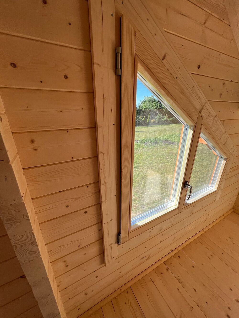 Drewniane wnętrze z oknem.