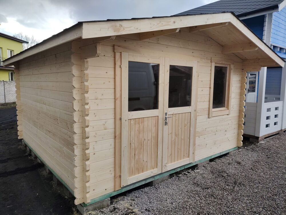 Drewniany domek ogrodowy.