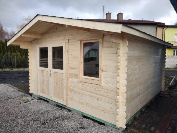 Drewniany domek ogrodowy.