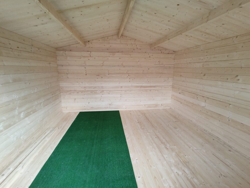 Drewniana podłoga i ściany.