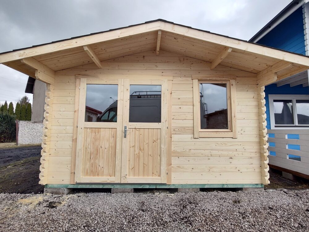 Drewniany domek ogrodowy z drzwiami.
