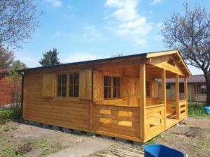 Drewniany dom z werandą.