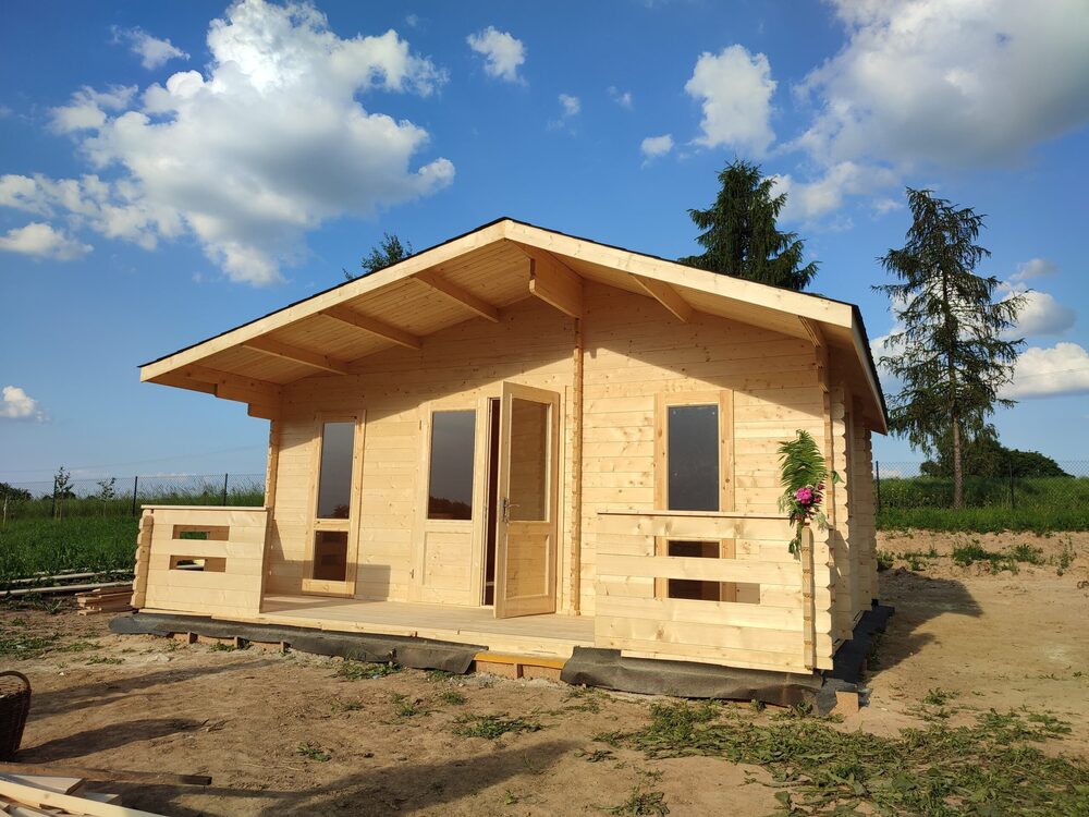 Drewniany domek letniskowy na wsi.