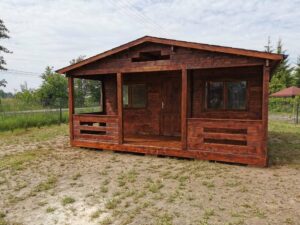 Drewniany domek na wsi.