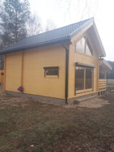 Drewniany dom z dachem.