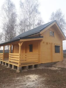 Drewniany dom z werandą.