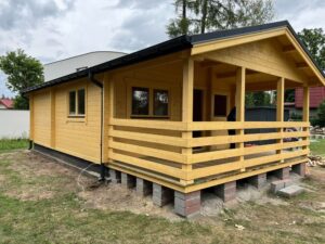 Drewniany dom z werandą.