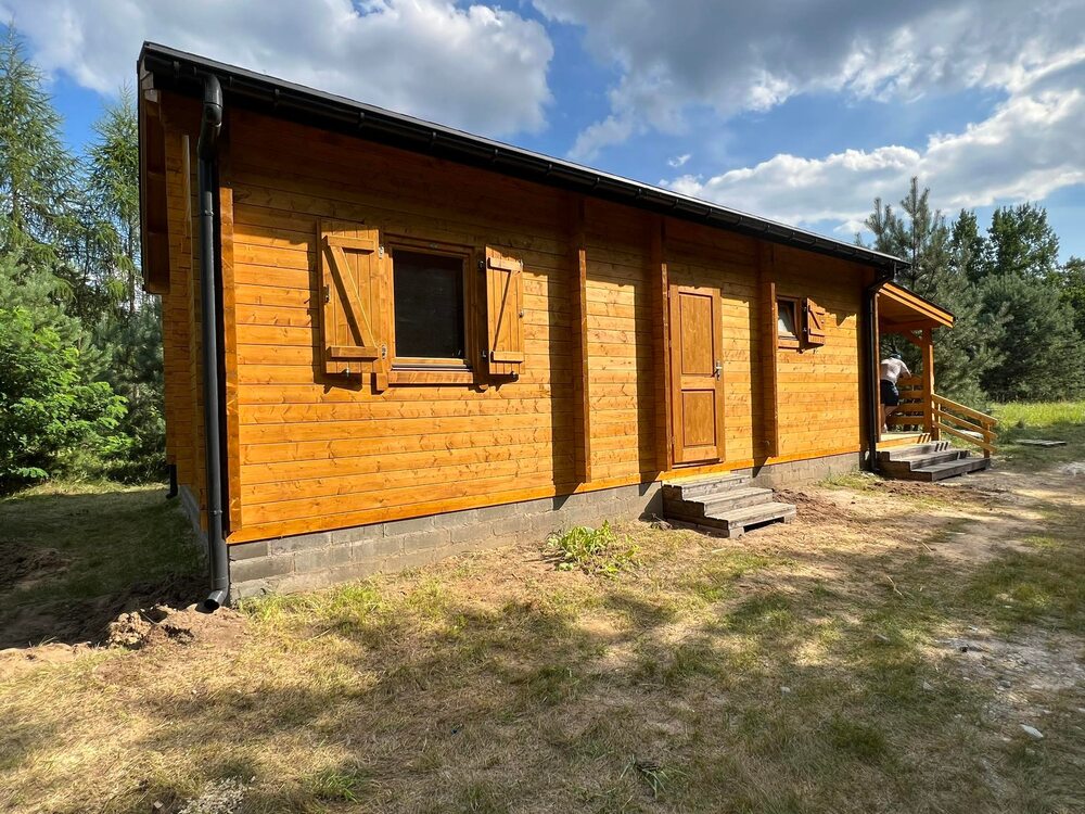 Drewniana chata w lesie.