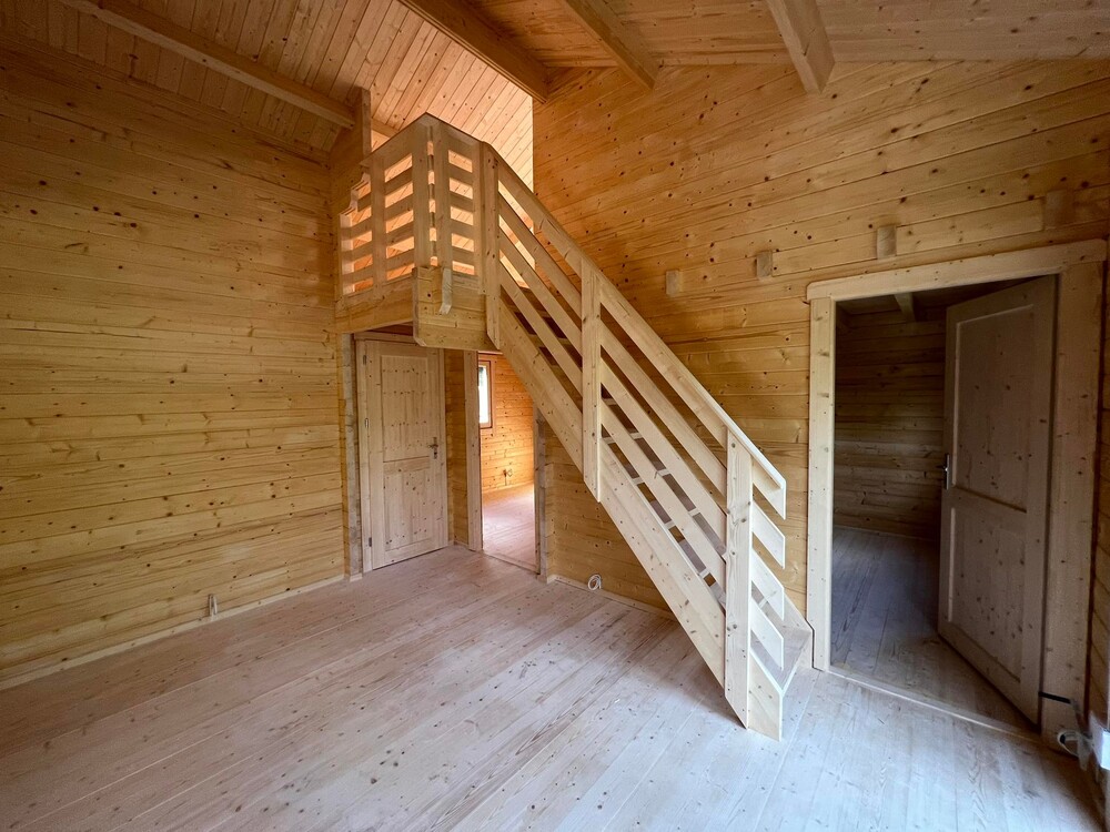 Drewniany, wewnętrzny, przestronny