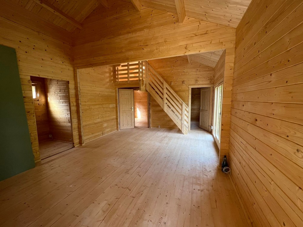 Drewniany domek wewnątrz.