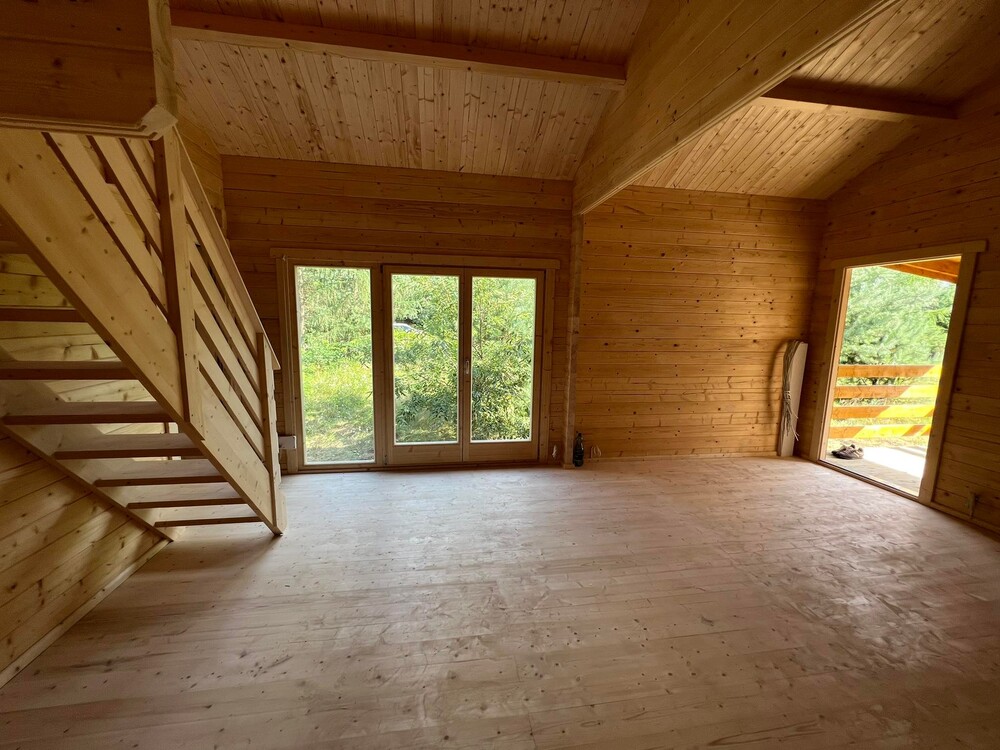 Wnętrze drewnianego domku.