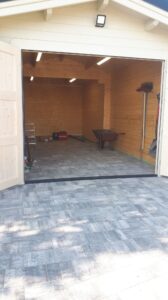 Wnętrze drewnianej szopy z narzędziami.