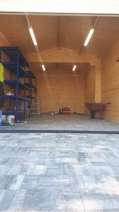 Drewniany strop, regały, drabina.