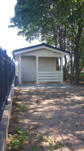 Mały, drewniany domek w lesie.