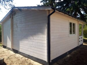 Drewniany domek rekreacyjny w lesie