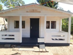 Biały domek z czarnymi drzwiami