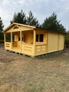 Drewniany domek na wzniesieniu.