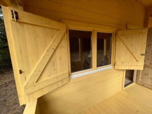 Drewniany domek z oknami