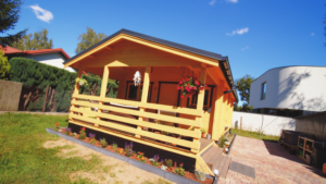 Drewniany domek, ogród.