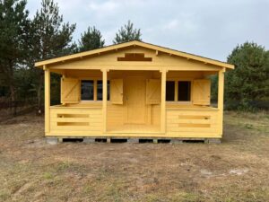 Domek drewniany z gankiem.