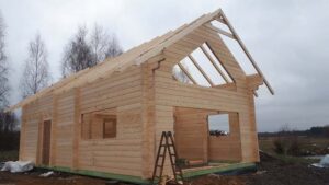 Drewniany dom w budowie.