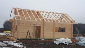 Drewniany dom w budowie.